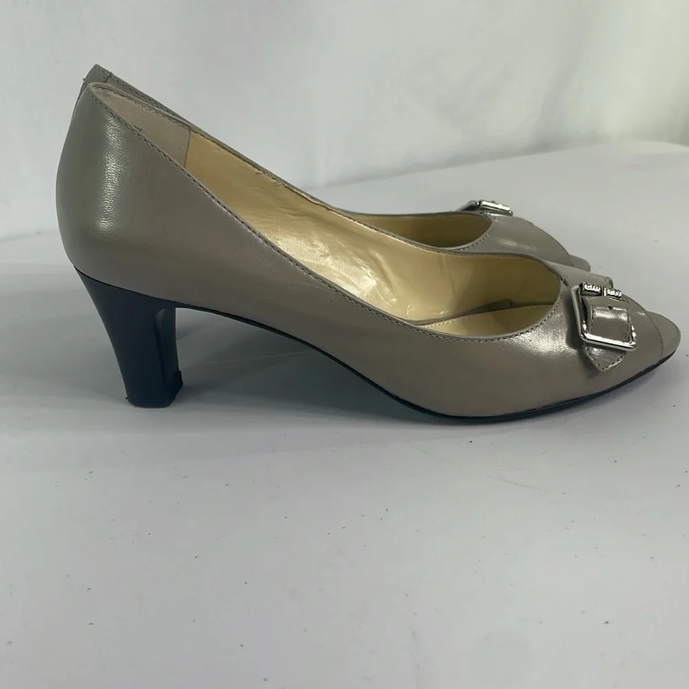 Lauren Ralph Lauren DAMARIS 802143305 gray leather pumps with silver buckle